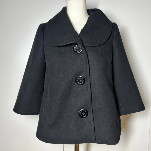 Trekvartsärmad kappa  - Superfin kort Trekvartsärmad kappa. Storlek s. Köp sker via köp nu, jag postar inom 24h. Kvar tills markerad såld 