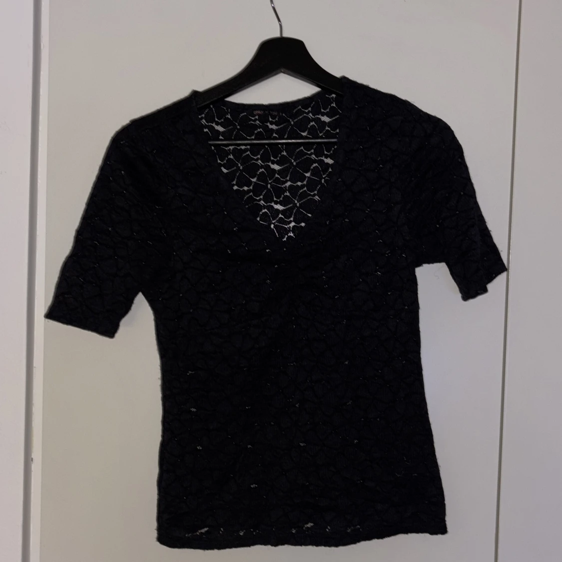 Svart spetsblus från Only