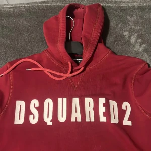 DSQUARED2 hoodie - tjena! säljer min dsquared2 hoddie då den blivit liten på mig. köpte för 2300kr men eftersom att jag inte har något äktahetsbevis eller att den inte är nyskick kan jag inte gå högre än 700kr! storlek s, skick 7/10. mvh 