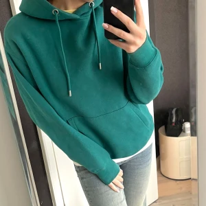 Blågrön hoodie - Snygg blågrön hoodie! Mycket bra skick utan defekter! 