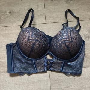 Mörkblå spetsBH från Hunkemöller - Aldrig använd bh ifrån hunkemöller helt ny.