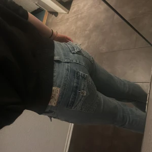 Ljusblåa true religion jeans - True religion jeans i storlek xs-s. Low waisted och bootcut. Är nästan helt nya och bara använda en gång då de är för långa för mig.