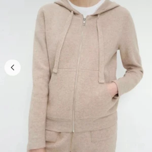 Stickad softgoat liknande hoodie  - Beige stickad hoodie från Mohito i storlek s, passar även xs. Superfin och passar till allt! 