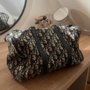 Dior väska  - Intressekoll på min älskade dior väska, den är vintage från vestaire collective men är i ett bra skick. Fästet som man drar dragkedjan med har åkt av men den är lätt att fixa, har bara själv inte haft orken då den inte kommer till användning längre😍
