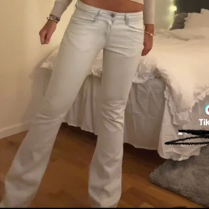 Ljus ljus low wast bootcut jeans - as snygga low wast jeans som är väldigt ljusblå😘skriv för fler frågor eller mått osv!!!