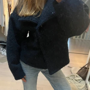 teddyjacka - Mysig svart teddyjacka med en oversized passform. Perfekt för kyliga dagar med sin fluffiga och varma design. Jackan har långa ärmar och en stilren look som passar till det mesta. En garderobsfavorit för höst och vinter!