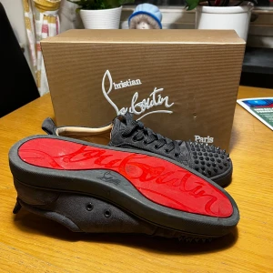 Christian Louboutins Skor - Hej säljer dessa fina skor då det ej kommer till användning. Storlek 43 Sparsamt använda Condition 8/10 Hör av dig vid intresse  Mvh Ludde