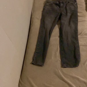 Svarta jeansbyxor - Snygga svarta jeansbyxor med en klassisk design. De har en rak passform och är perfekta för en avslappnad stil. Byxorna har fickor både fram och bak samt en knapp- och dragkedjestängning.