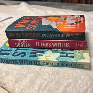  Colleen Hoover böcker - Säljer en trilogi av Colleen Hoover som inkluderar 'Maybe Someday', 'It Ends With Us' och 'It Starts With Us'. Böckerna har färgglada omslag med motiv som gitarr och blommor. Perfekt för dig som älskar romantiska berättelser och vill börja med läsning💕här är annonsen för att köpa alla medans böckerna individuellt går att köpa på andra anonnser i min profil. För två böcker blir det 90kr ☺️