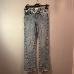 Grå jeans från Perfect Jeans - Snygga blåa low waist flare jeans från Perfect Jeans Gina tricot. De har en cool tvättad look och är perfekta för en avslappnad stil. 