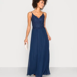 Långklänning/balklänning - Elegant marinblå långklänning med smala axelband och v-ringad spetsöverdel. Kjolen är flödande och ger en vacker siluett. Perfekt för speciella tillfällen exempelvis bal💙