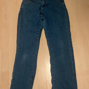 Blå jeans - Säljer ett par klassiska blå jeans från Shein i storlek M. De har en rak passform och är tillverkade i denim. Perfekta för en avslappnad stil. Liten defekt 