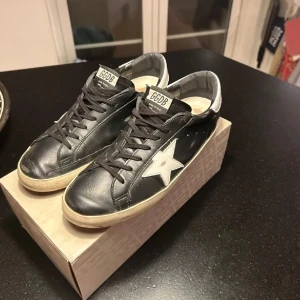 Golden gosse skor - Snygga svarta sneakers från golden gosse med en vit stjärna på sidan. Skorna har snörning och en klassisk design med en något sliten look. Dustbag och allt medföljer. Bara att skriva vid minsta fundering!🖤
