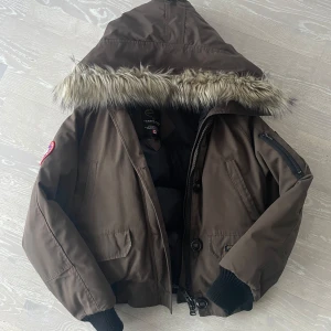 Canada Goose Expedition Jacka - Varm och skön jacka från Canada goose, köpt begagnad så har tyvärr inget kvitto. Mycket bra skick.