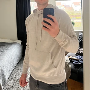 Kashmir hoodie - Säljer en stilren hoodie från bläck. Tröjan är i storlek S och är i skitsnygg beige färg. Väldigt sparsamt använd så därav i väldigt bra skick. Materialet är av en Kashmir mix så tröjan i sig är väldigt skön och bekväm