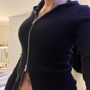Kofta - Super gullig zip up kofta från weekday, man kan dra upp den med två zip ups, även snygg luva🥰