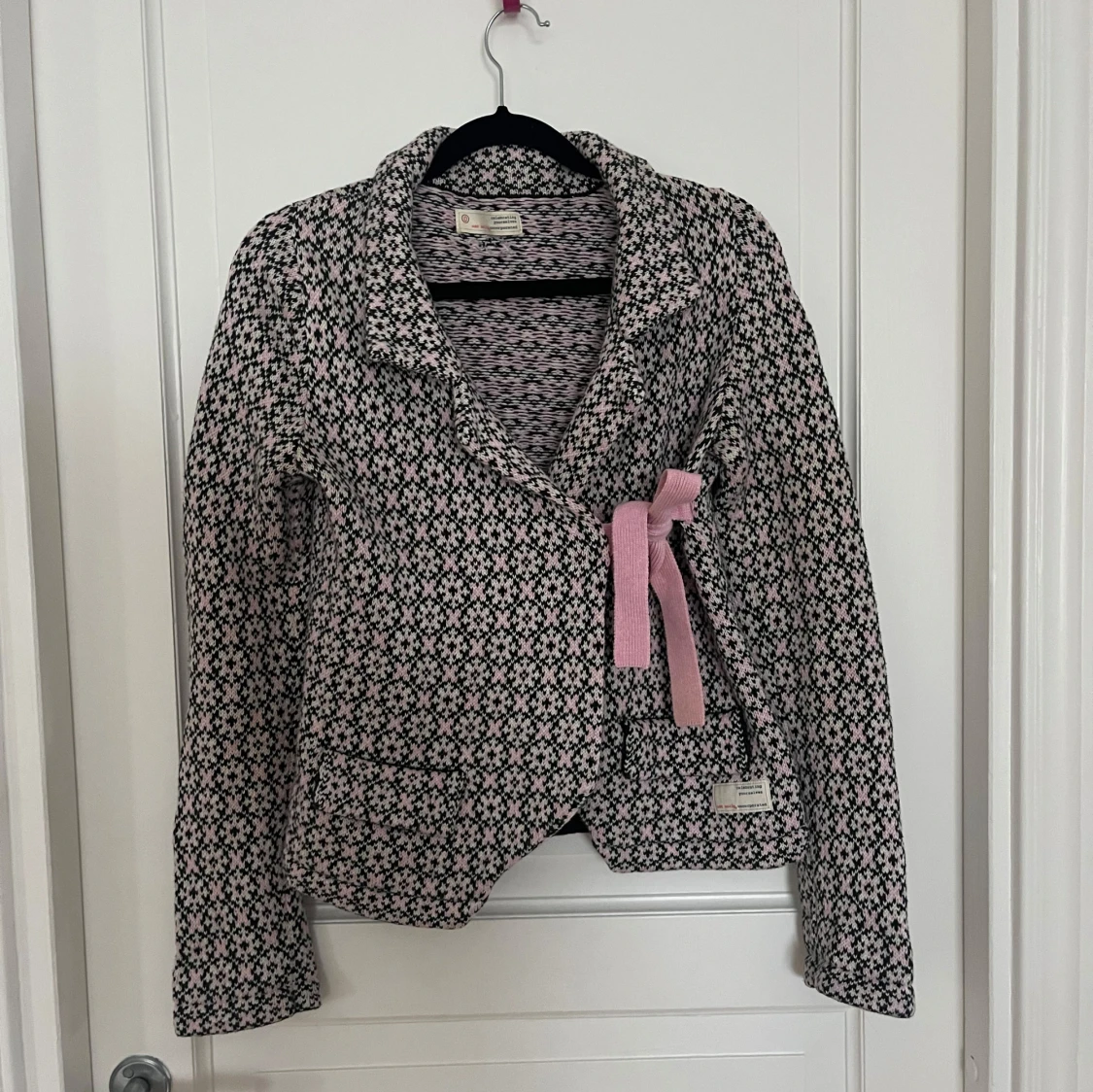 Mönstrad kofta med knyte från Odd Molly