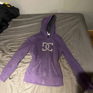 Lila hoodie från DC - Säljer en snygg lila hoodie från DC med dragkedja och fleecefoder. Passar XS-M