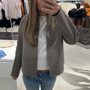 Beige kappa från Wera - Snygg beige kappa från Wera. Jackan har en rak passform och är tillverkad i ett mjukt material som ger en stilren look. Endast använd 1 gånger och har inga defekter. Nypris 1999kr. Storlek S