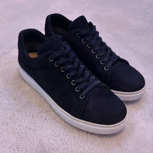 Mörkblå sneakers med vit sula - Snygga marinblå vita Sandö skor. Storlek 42 men de passar också 43. Skick 9/10 bara sulan som är lite ”avskrapad” se bild 3. Skriv vid minsta lilla fundering🙌🏻 Priset är absolut inte hugget i sten!