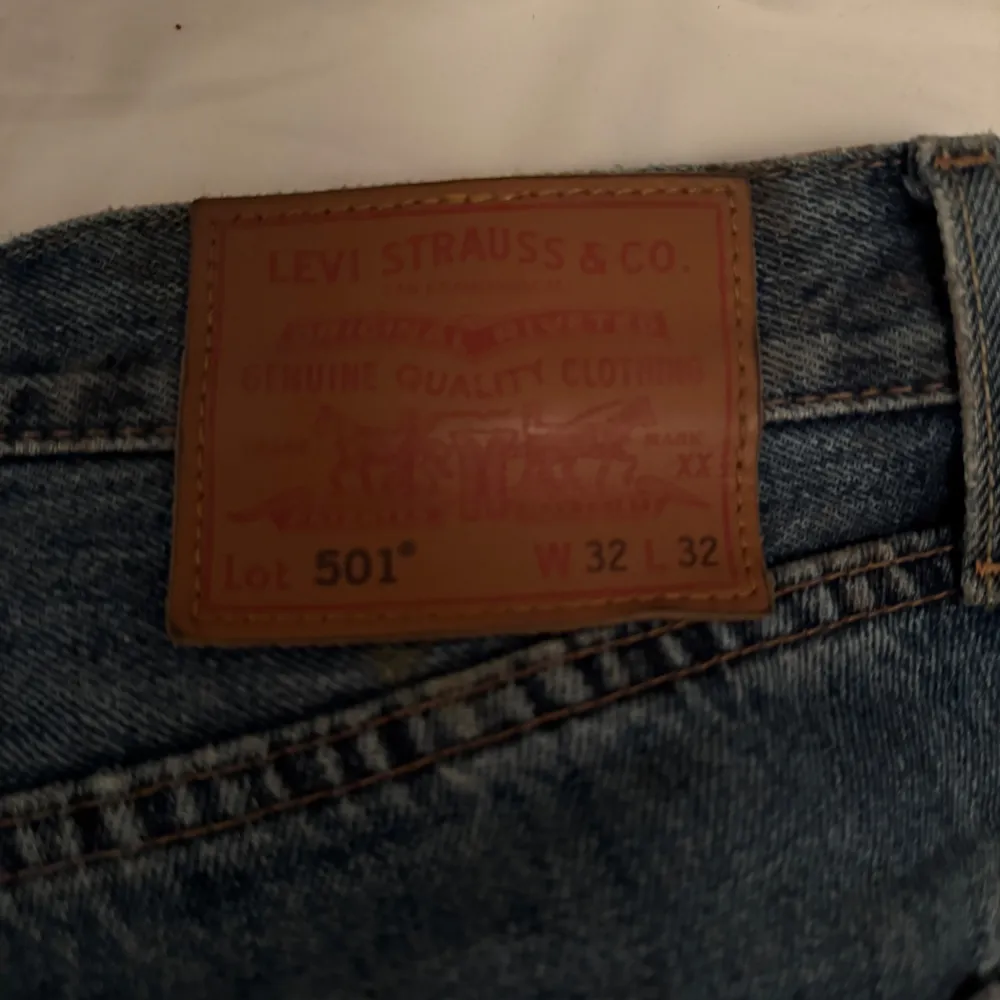 Klassiska Levi's 501 jeans i en snygg blå färg. Priset är inte hugget i sten, skicka förslag! Innerben: 74cm Ytterben: 104cm Midjebredd: 45cm Byxvidd längst ner: 20cm. Farkut & Housut.