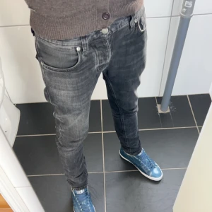 Nudie Grim Tim  - Säljer mina snygga jeans från nudie med en najs tvätt! Jeansen är i modellen grim tim och i färgen dark cove. Om du har några frågor eller funderingar så ska du inte tveka på att kontakta⭐️