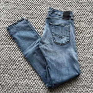 Blå jeans från Replay - Snygga blå jeans från Replay storlek 30-32, köpta för nypris 1699kr för några månader sedan men använder dem inte längre. De har en lätt tvättad look och är perfekta för en avslappnad stil. Märkesdetalj på bakfickan ger en extra touch. 