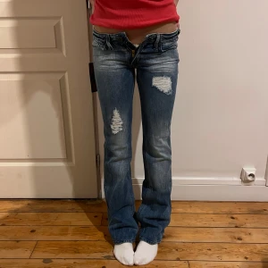 Blå jeans med slitningar lågmidjade  - Lågmidjade jeans för någon mindre , skulle säga storlek XXS/XS , helt nya med prislapp 