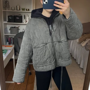 Zara jacka  - Så snygg quiltad Zara jacka! Perfekt nu till våren!  Köp! ❤️❤️