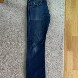 Tommy hilfiger jeans - Ett par riktigt feta Tommy hilfiger jeans i en riktigt snygg tvätt. Skick 9/10 inga defekter. Nypris 1700kr skriv vid minsta fundering!! Mvh Lysekilsgarderoben.