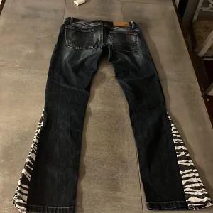 Jeans med zebramönster från Only -  jeans från Only 