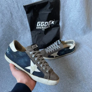 Golden Goose sneakers  - Säljer ett par Golden Goose sneakers som är i storlek 41 men sitter som 42! Dustbag ingår! Hör gärna av dig om du har frågor! 