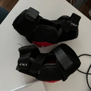 CCM qlt 270 armbågaskydd - Toppskick armbågsskydd från ccm för jättebra pris.