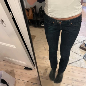 Mörkblå lågmidjade jeans från Acne - Suupersnygga mörkblå jeans från Acne, väldigt low waist. Jag är 169cm lång. Storlek 28 men väldigt små i storlek & passar mig perfekt som är som XS/S eller brukar ha 34 i jeans