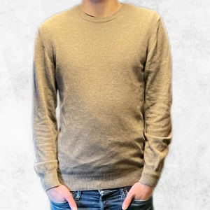 Tröja från j.lindeberg i Kashmir/Merino mix - Säljer denna riktigt feta tröjan från J. Lindeberg i en lyxig blandning av superfin merinoull och kashmir vilket gör den väldigt varm och skön. Tröjan är i nyskick förutom de pyttelilla hålet ni kan se på den tredje bilden som inte äns syns när man har på sig den. Dens varma material gör den perfekt nu under vintern. Nypriset på denna ligger på ca 2000 kr men vi säljer den nu för endast 349 kr.