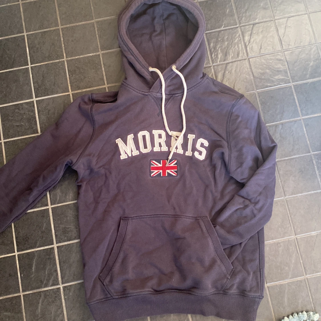 Mörkblå hoodie från Morris