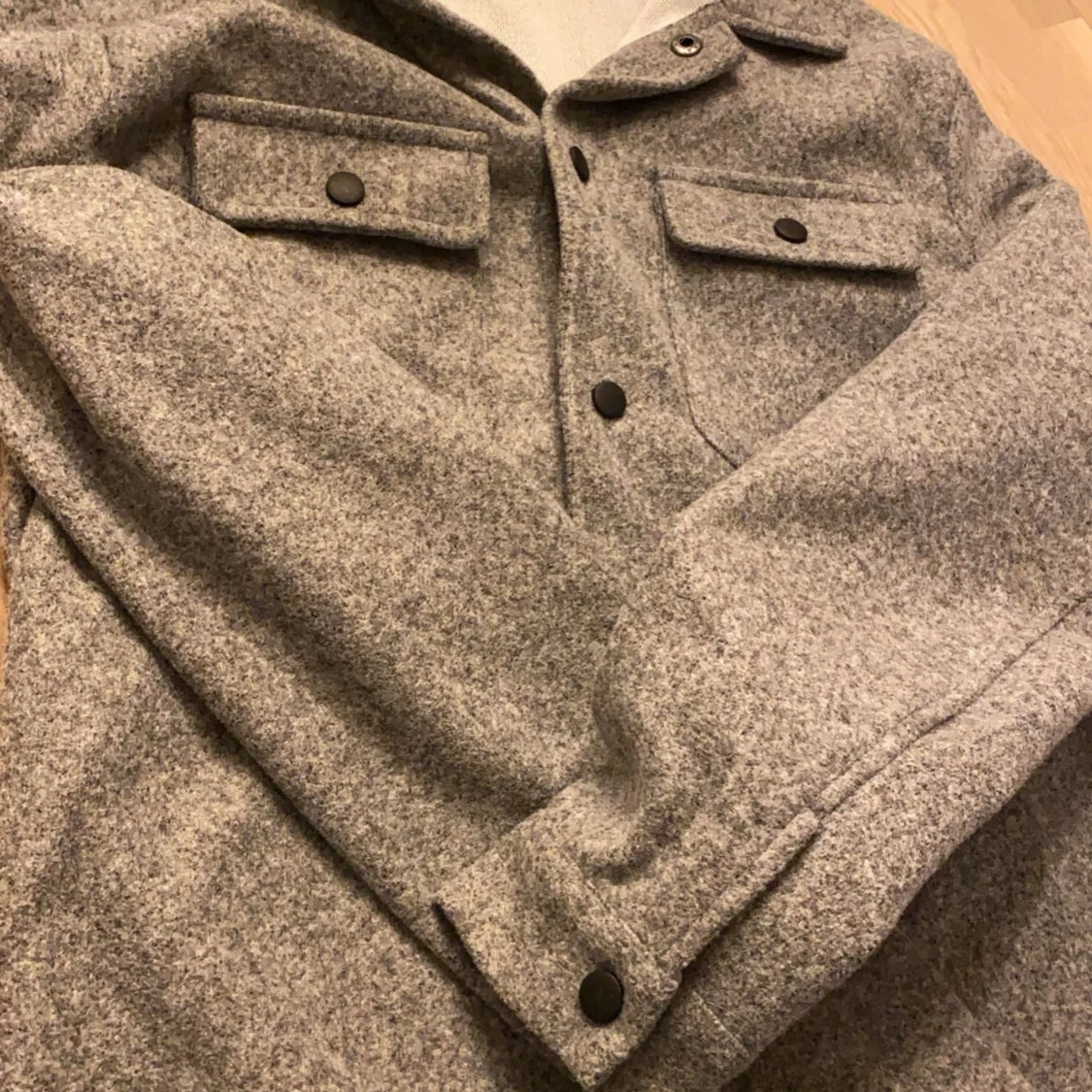Grå ulljacka med knappar - 1