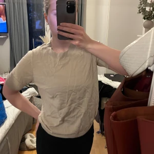 Beige kortärmad tröja - Säljer en stilren beige kortärmad tröja från Lindex. Sparsamt använd