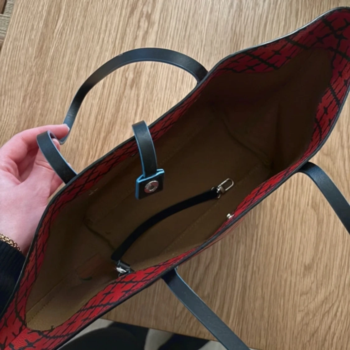 Röd och svart shoppingväska från By Malene Birger - 3