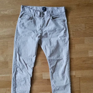Beige slim fit byxor från H&M - Fint skick!