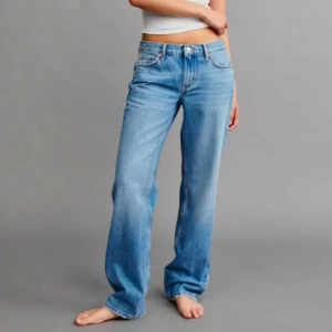 Blå jeans ginatricot - Säljer dessa snygga blå helt oanvända jeansen !! Super snygg blå färg och är i strl 38💗 säljs då jag har andra jeans jag hellre använder 💗 ny pris 500:- 