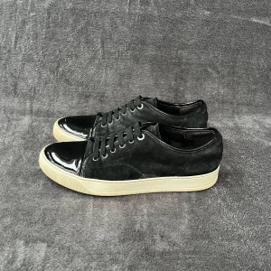 Lanvin Cap Toe DBB1 | 42 - OBS! Ej original innesulor Storlek: EU 42 - UK 8 (Lanvin passar upp till en storlek större) Skick: Fint skick Färg: Svart Tillbehör: Inga (endast skor)