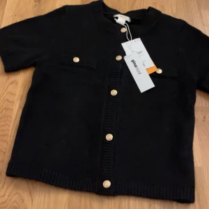 Stickad kofta  - Helt ny ! Får ingen användning för den storlek 158/164 passar mig som är en XS/S från Ginatricot barn avdelning nypris 259