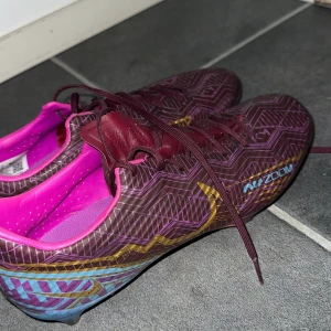 Lila Nike mercurial fotbollsskor - Här säljer jag ett par lila Nike mercurials från unisport, min brorsa använde dessa jag tror för ca 2 år sen dem är lite smutsiga men inget fel på dem ända anledningen jag säljer är för jag har ingen användning av dem. Dem är för små för oss båda så ja men jag kan rengöra dem innan jag skickar ut till ditt hus och skriv till mig innan du beställer 