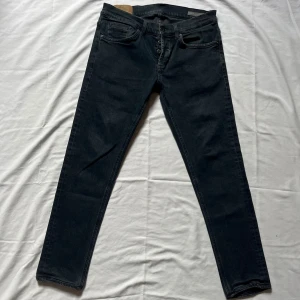 Dondup jeans svart - Riktigt snygga och trendiga Dondup Jeans i bra skick 8/10. Riktigt härlig svart färg perfekt till våren. Passar slimfit, något mindre. Nypris: 3000. Svår storlek att få tag på. Priset ej hugget i sten vid smidig affär, passa på. Bara att höra av sig vid frågor// Carl 