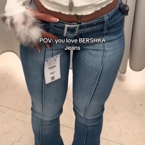 Blå jeans från Bershka - Söker dessa från bershka i storlek 36!! 😍