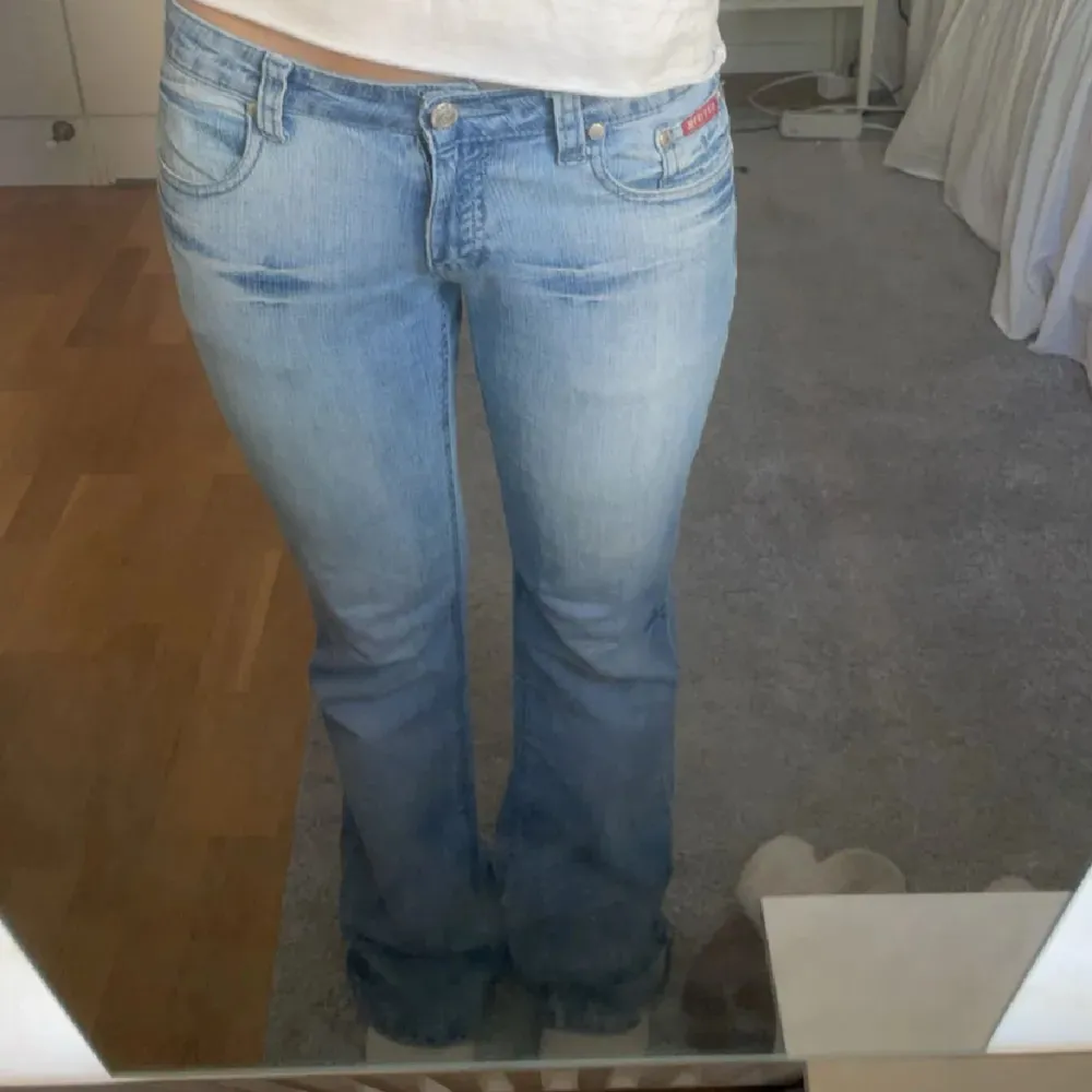 superfina blåa jeans!! Kan återkomma med mått💖💖 använd gärna ”köp nu”, men skriv innan!. Farkut & Housut.