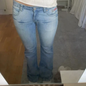 Lowwaist jeans Bootcut utsvängda Lågmidjade  - superfina blåa jeans!! Kan återkomma med mått💖💖 använd gärna ”köp nu”, men skriv innan!