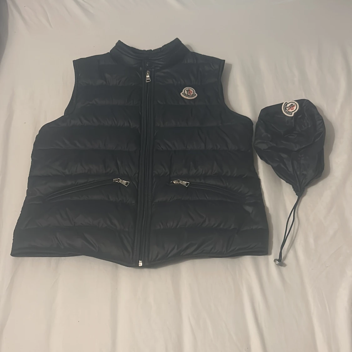 Svart dunväst från Moncler
