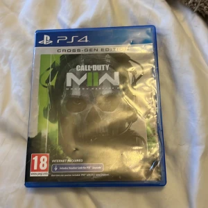 Call of Duty: Modern Warfare II för PS4 - Säljer Call of Duty: Modern Warfare II Cross-Gen Edition för PS4. Spelet erbjuder kampanj, multiplayer och special ops. Perfekt för dig som älskar action och spänning. Åldersgräns 18+.